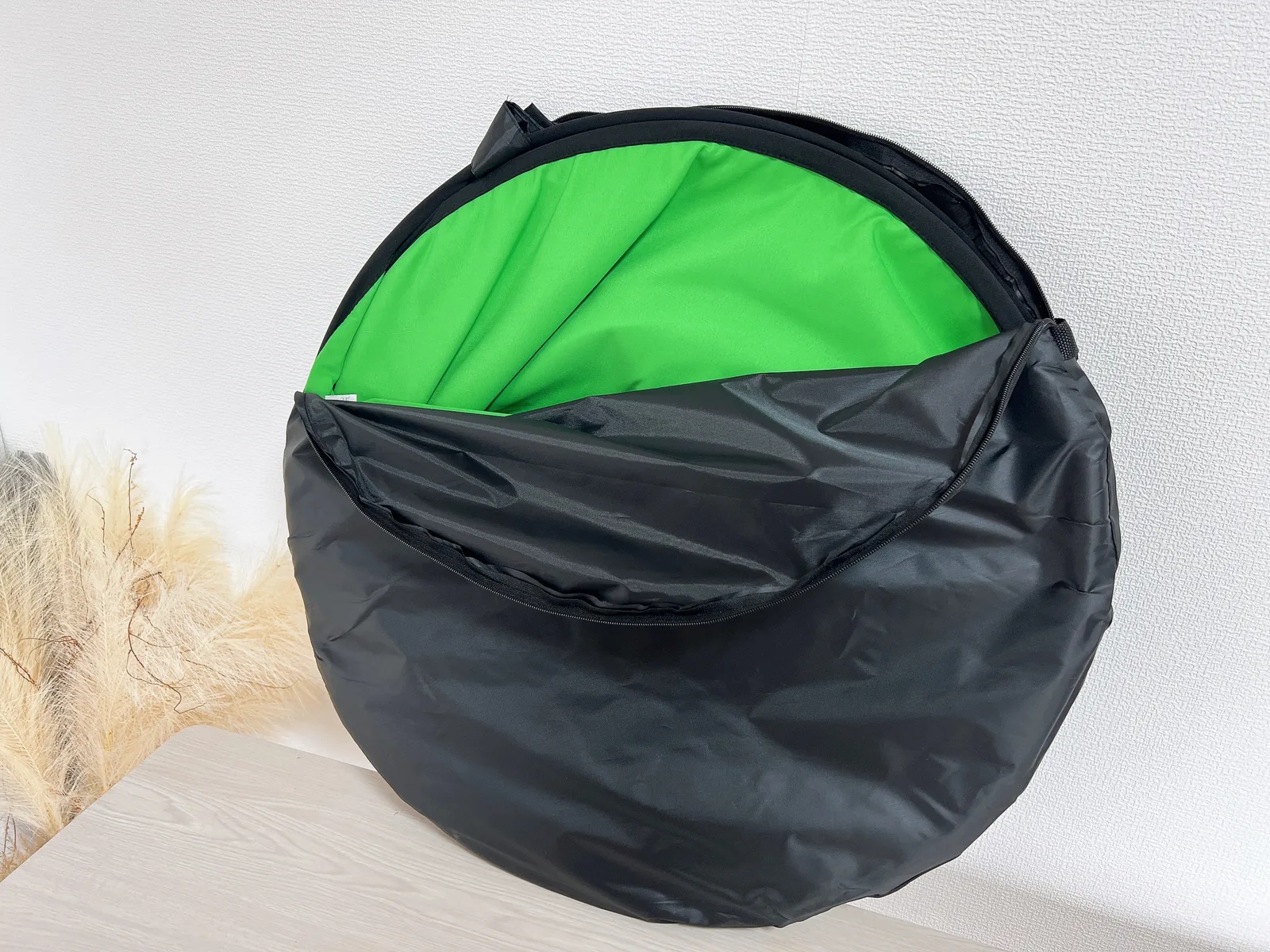 コンパクトに収納できる折りたたみ式グリーンバック