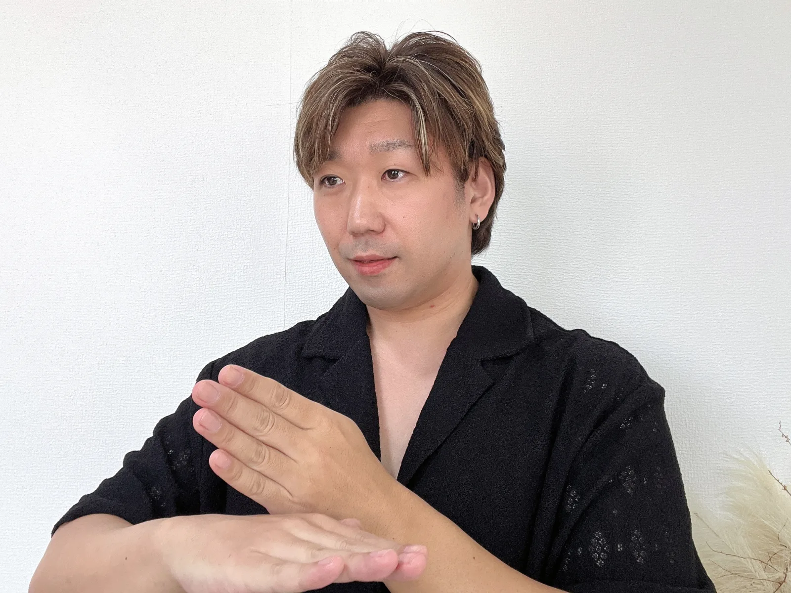 手話を使って表現している筆者の学習風景