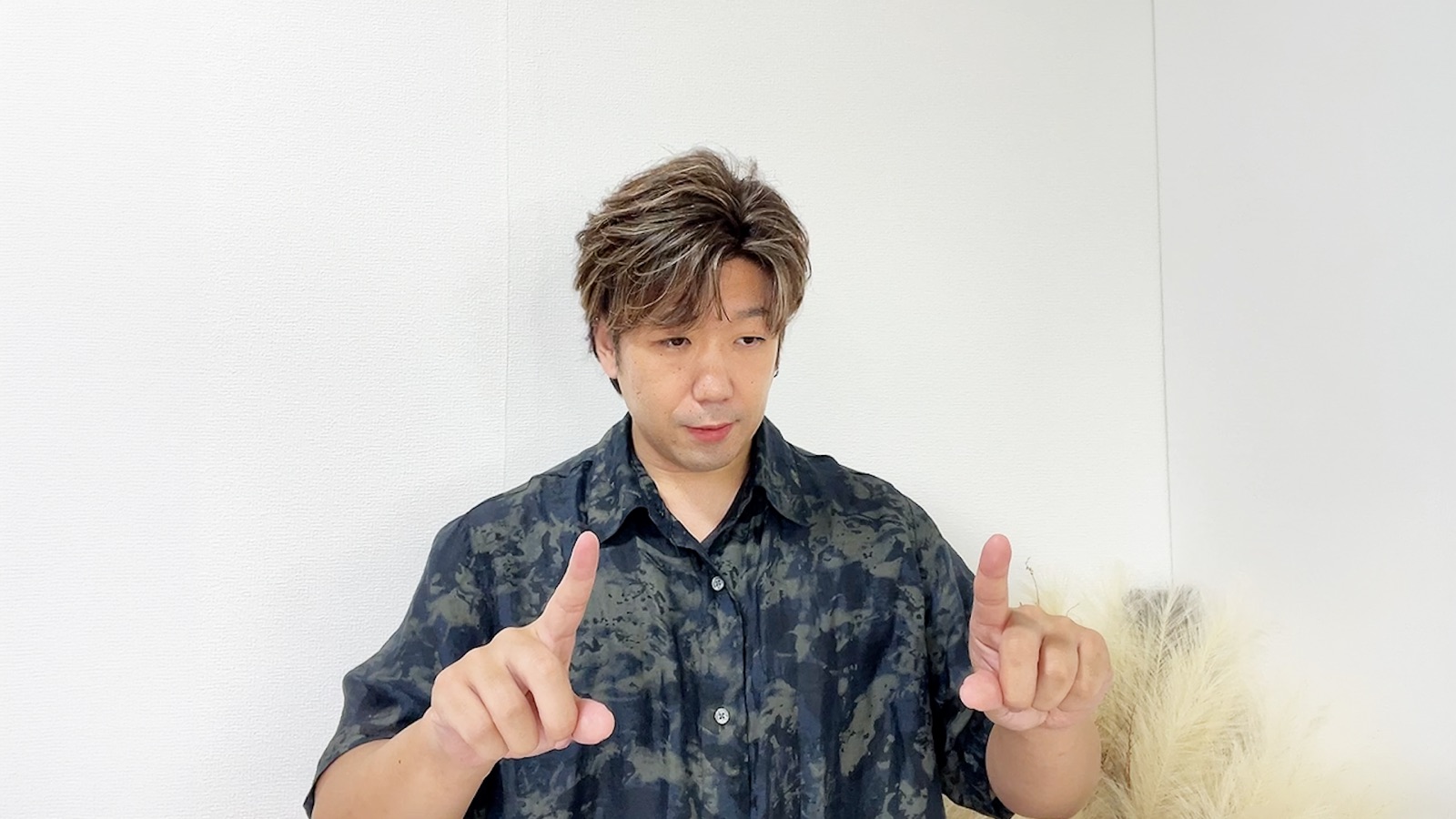筆者が本で学んだ表現を手を動かして練習している様子
